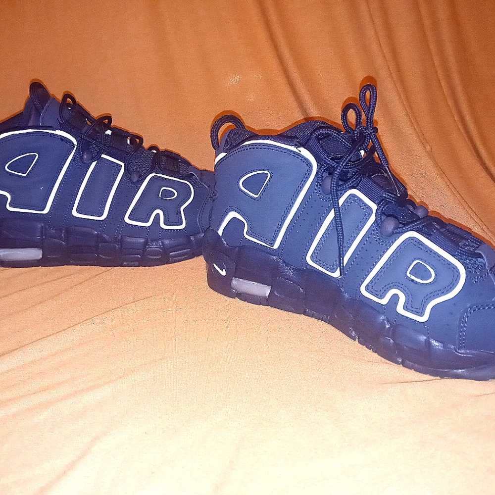 Nike Air More Uptempo (GS) 7Y Boys in Navy blue and White.